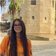 Je suis actuellement fille au pair en Espagne, je peux donc donner des cours, faire de l’aide aux devoirs pour un niveau collège